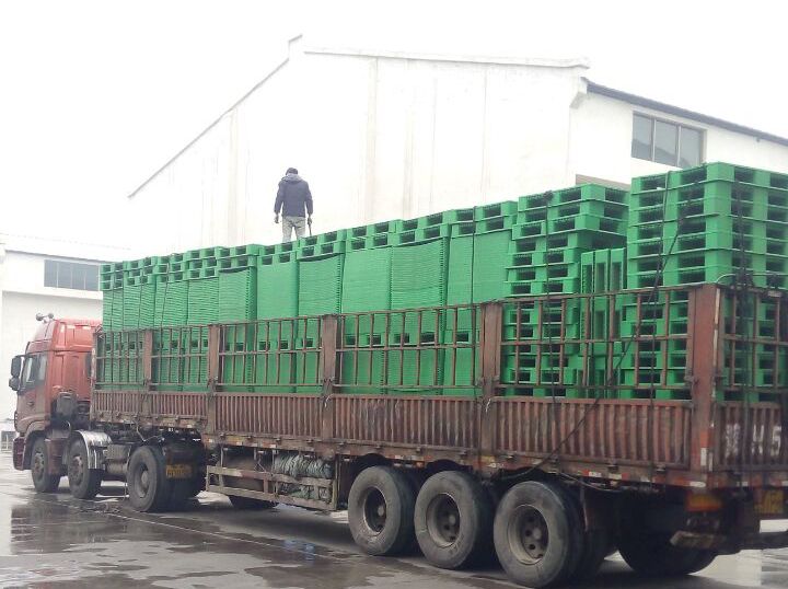 冒雨裝車(chē)，綠色托盤(pán)墊板裝車(chē)發(fā)走